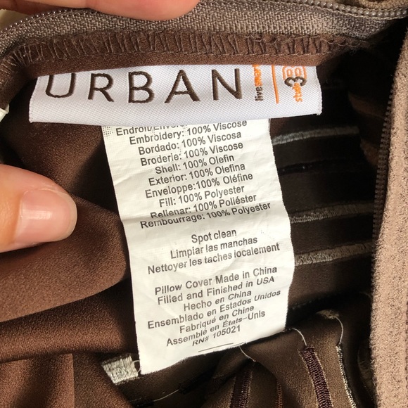 Set of 2 accent pillow covers. 18” x 13” pillow - Picture 5 of 8